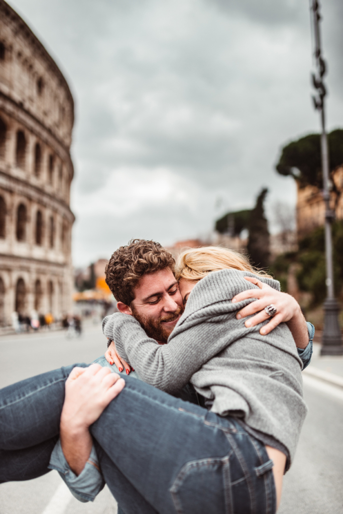 Fiatal pár szerelmesen a Colosseum mellett