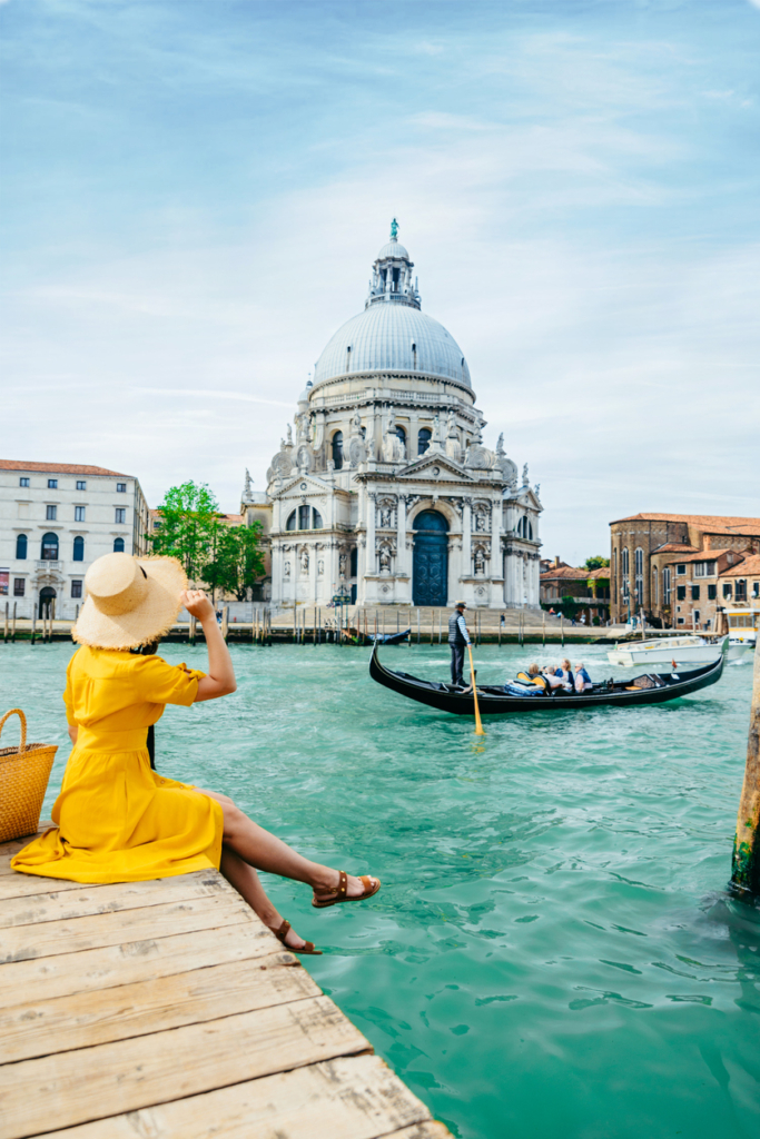Női turista Velencében