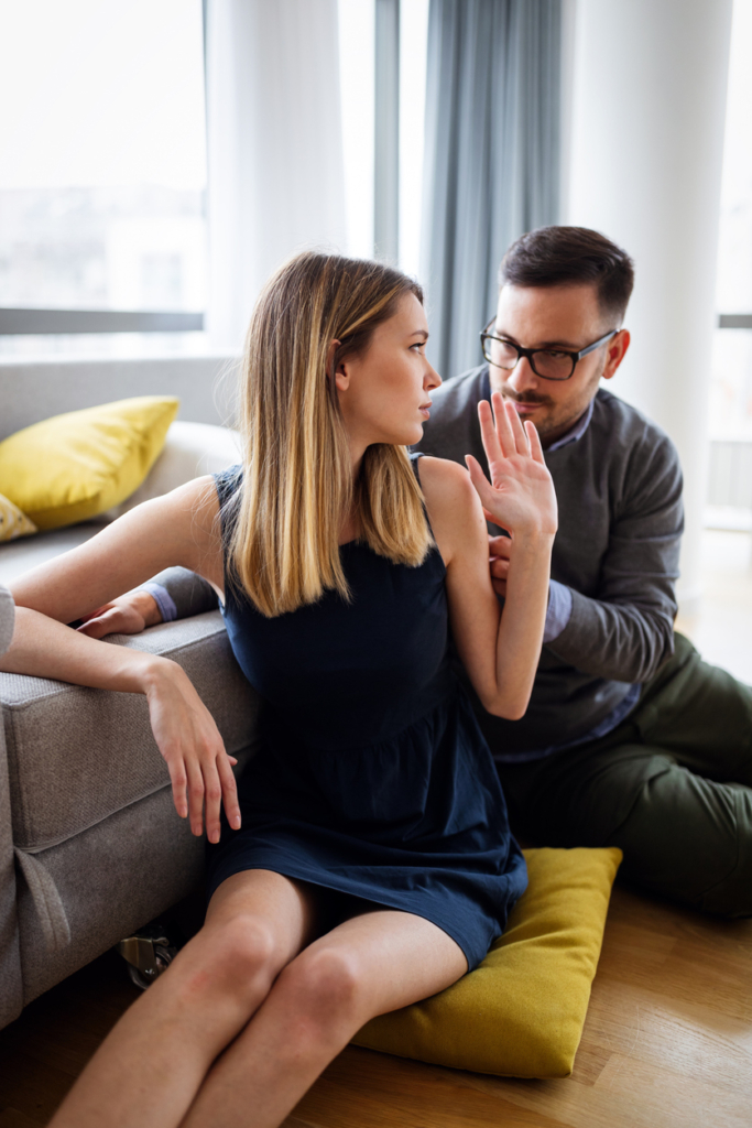 Nő elutasítja a férfi közeledését