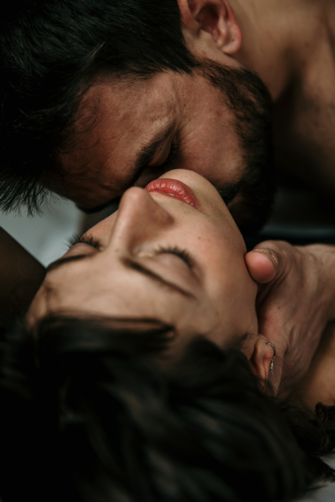 Férfi csókolja a nő nyakát