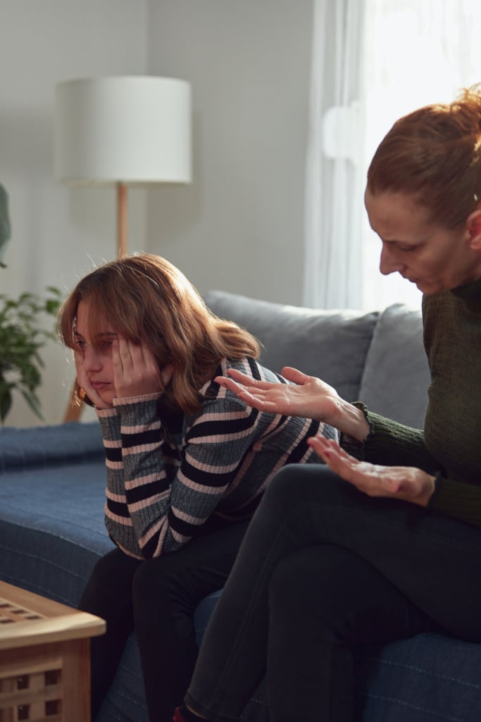 Tinédzser lány megsértődik az anyjára