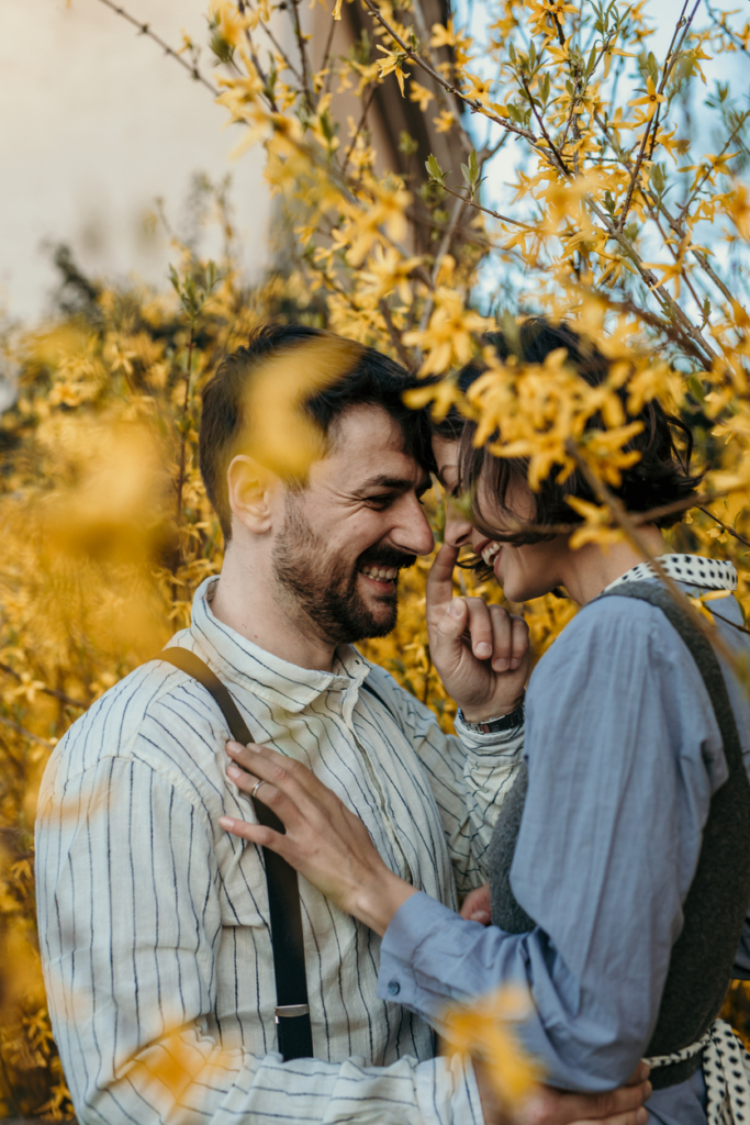 Szerelmespár az aranyeső alatt