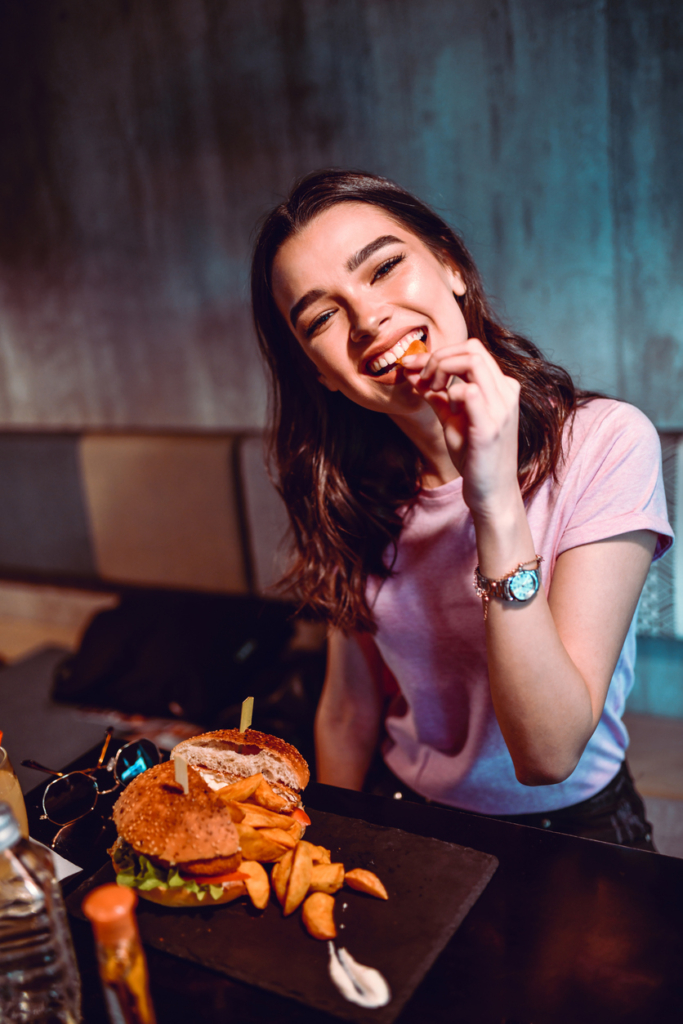 Lány étteremben hamburgerezik