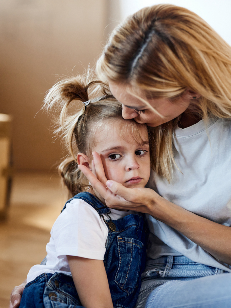 Anya megvigasztalja a szomorú kislányát