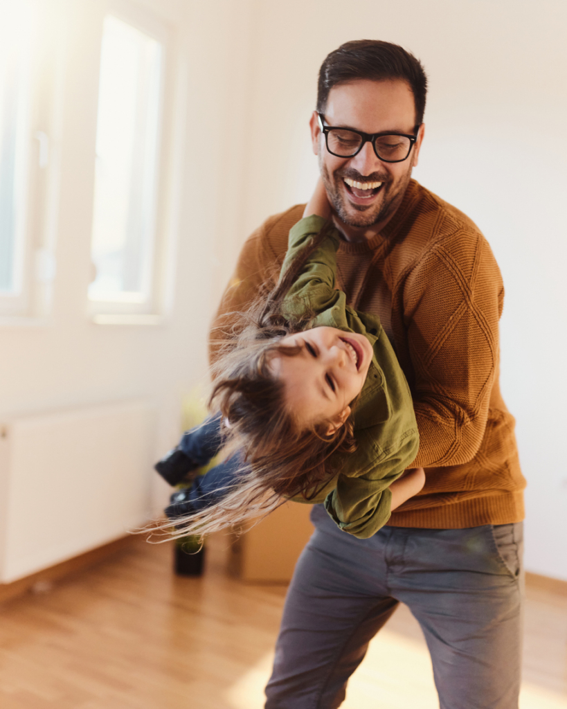 Apuka megpörgeti a kislányát