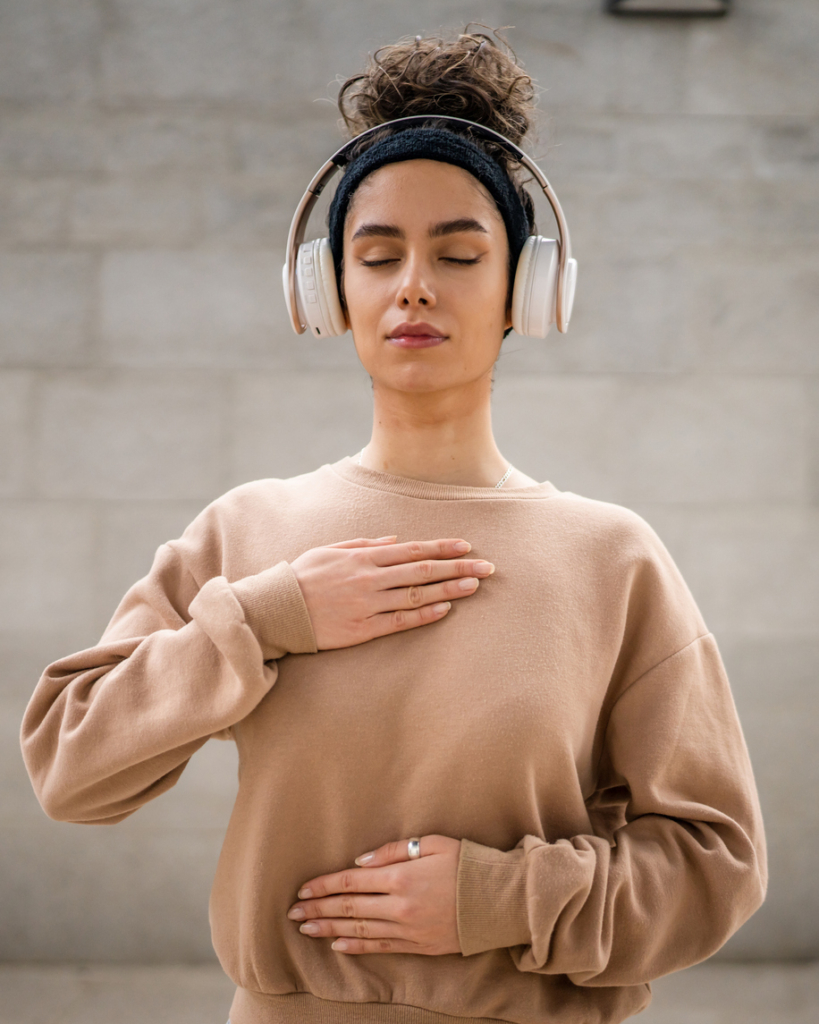 Nő meditál és zenét hallgat otthon