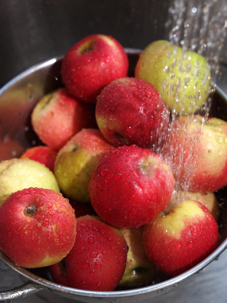 Almák mosás közben