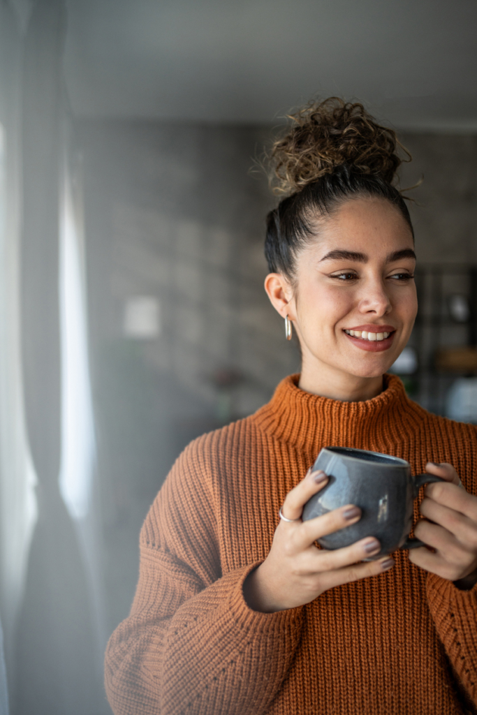 Lány egy bögrével a kezében