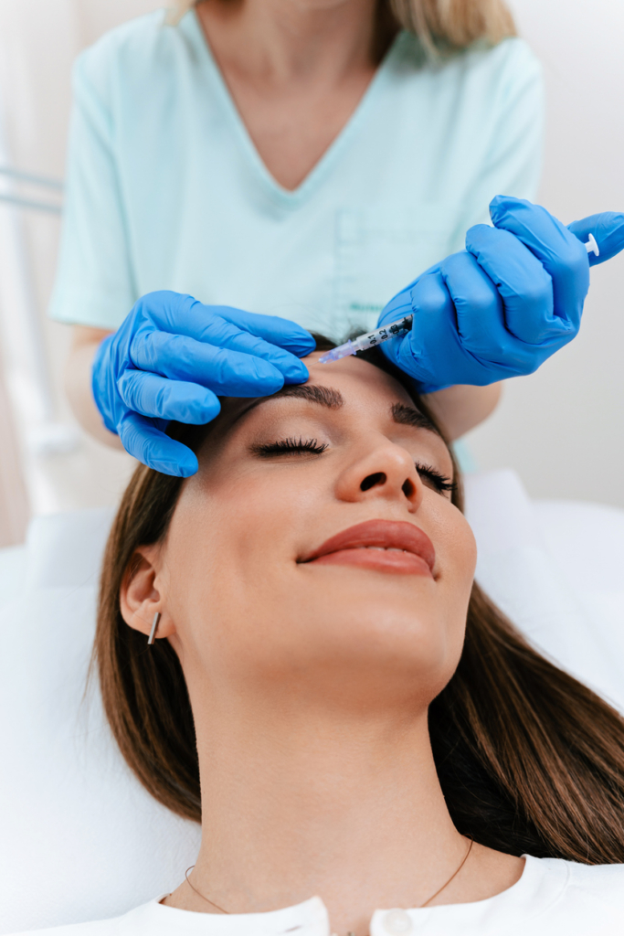 Nő hialuronsavas ráncfeltöltésen