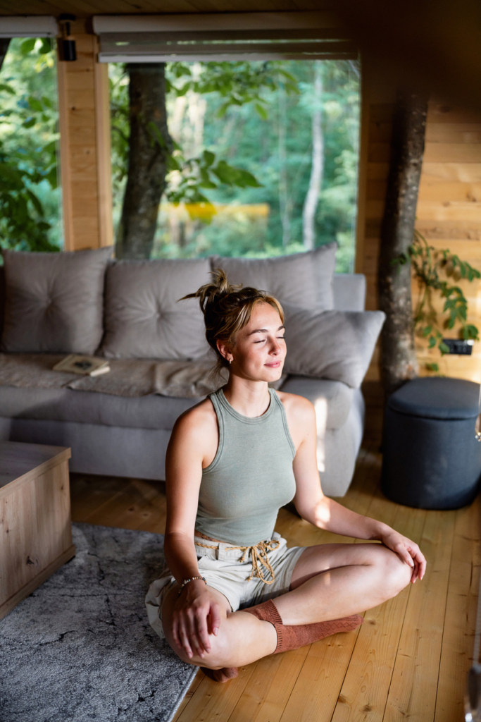 Fiatal lány otthon meditál
