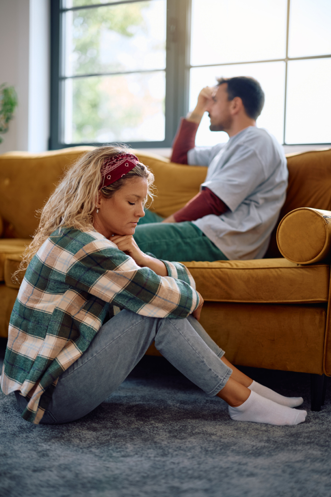 Donna triste e il marito seduti in silenzio dopo una discussione