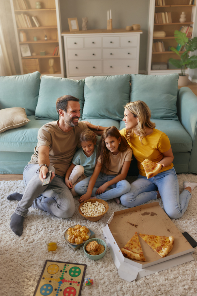 Család együtt pizzázik a földön