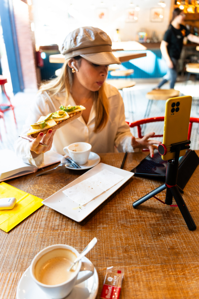 Influencer videózza, ahogy eszik