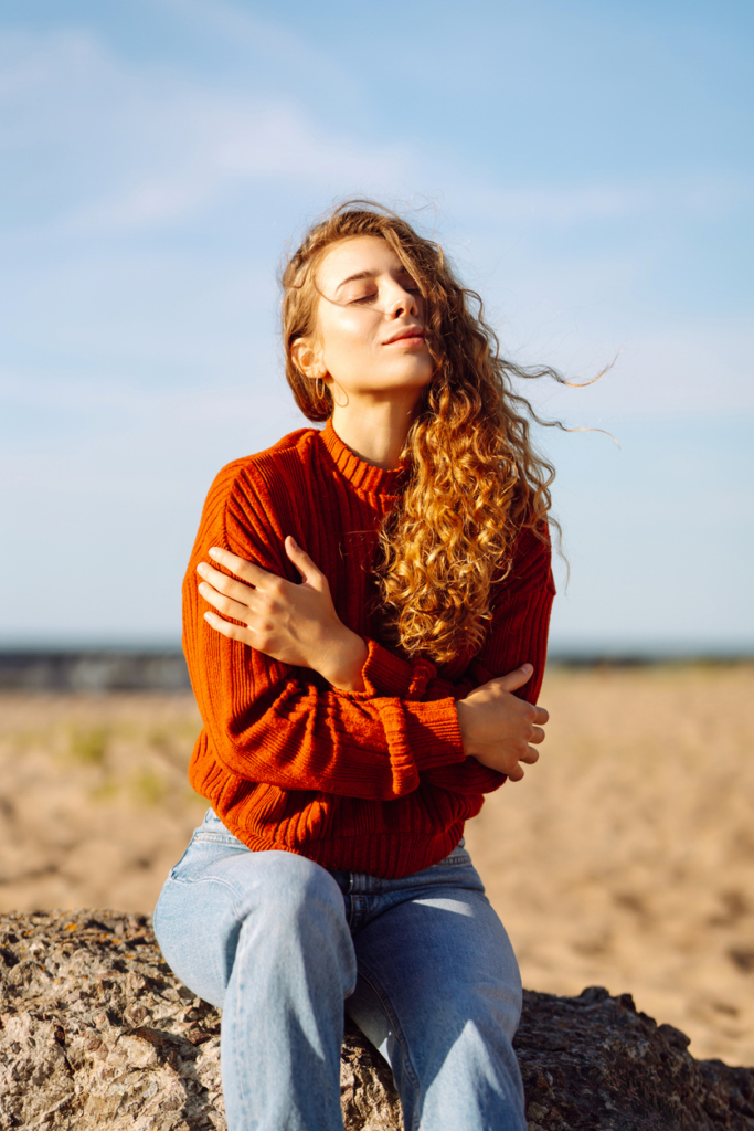 Nő élvezi a tavaszi napsütést