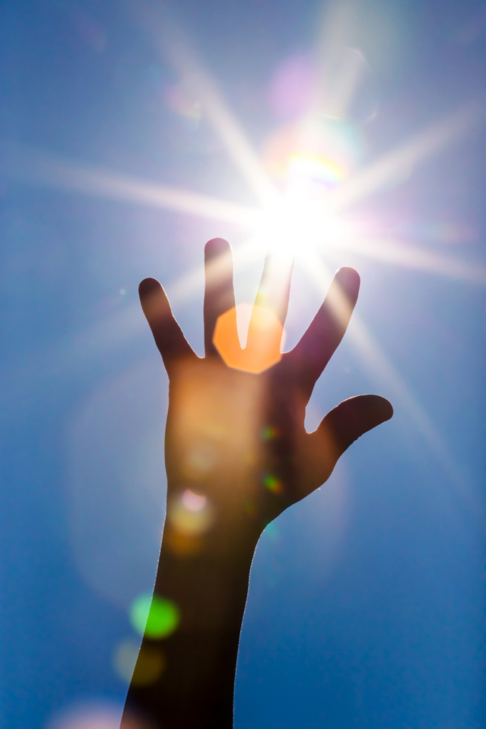 Kéz a nap felé nyúl