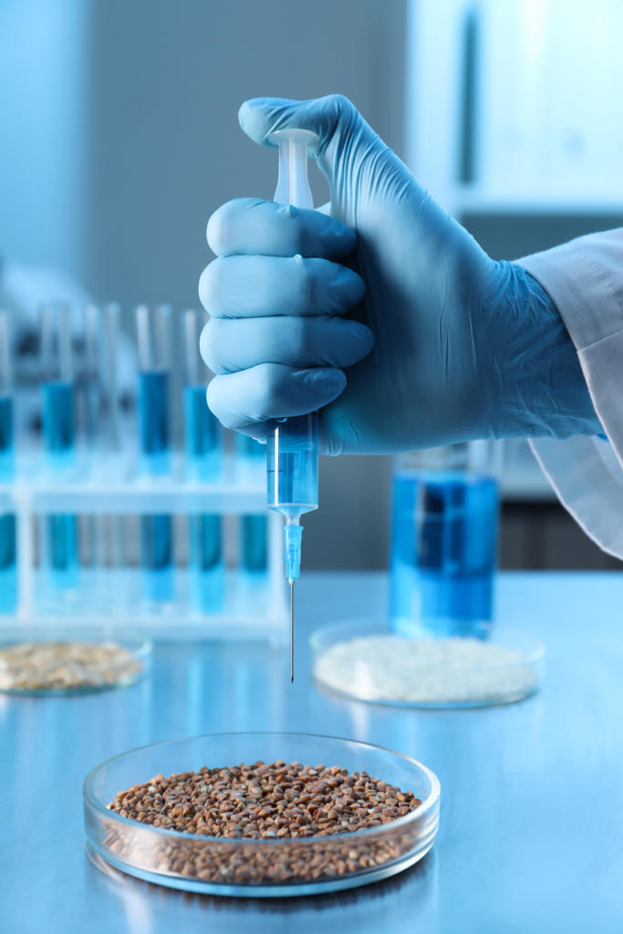 Wissenschaftler im Labor verändert gentechnisch Saatgut