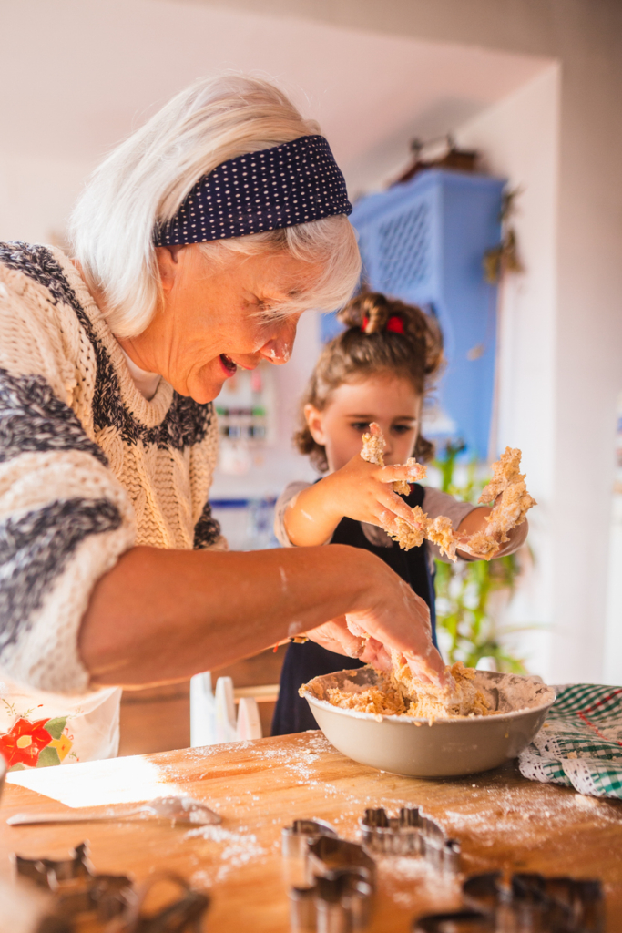 Nagymama és unokája közösen süt