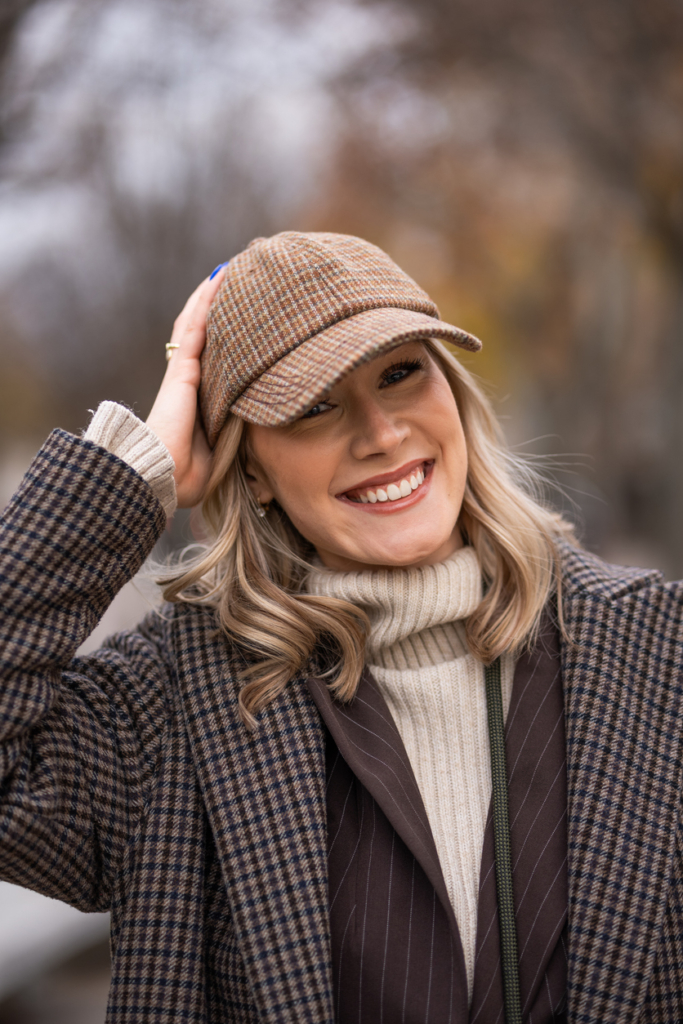 Mosolygós nő baseball sapkában, portré