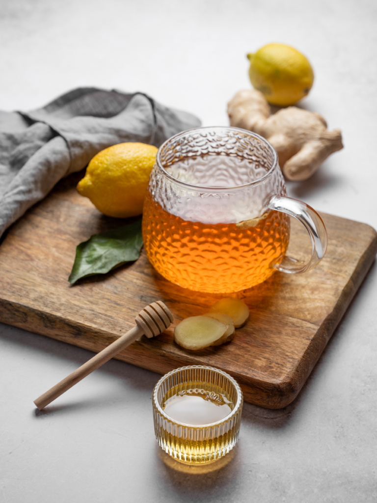 Citromos gyömbéres tea egy deszkán