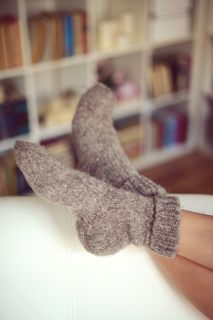 Nő vastag zoknit visel