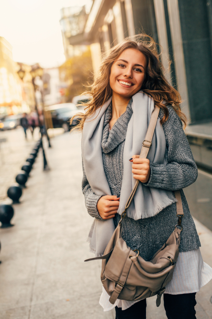 Fiatal nő a városban