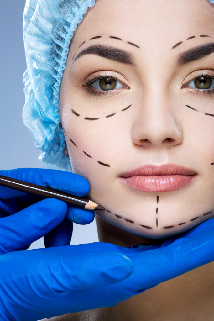 Perforált vonalakkal rajzolt női arc plasztika előtt