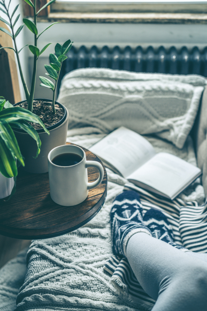 Nő vastag téli zoknit visel