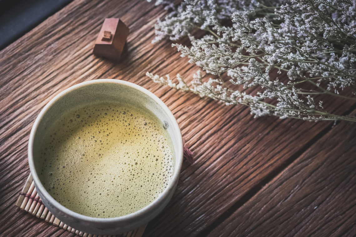 Ez a japán tea lehet az új matcha? – Fedezd fel a hojicha titkát