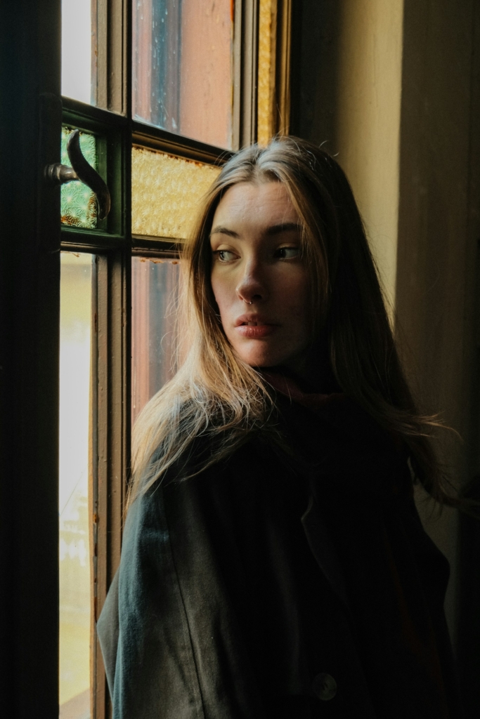 Lány az ablaknál, portré