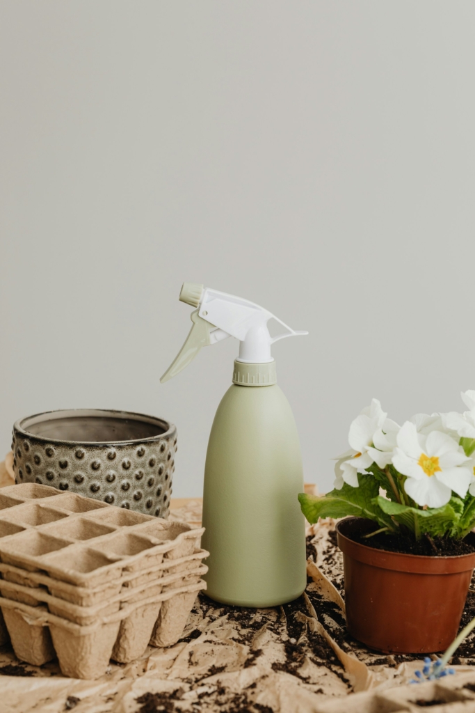 Növényvédő szer, kis cserép és virág