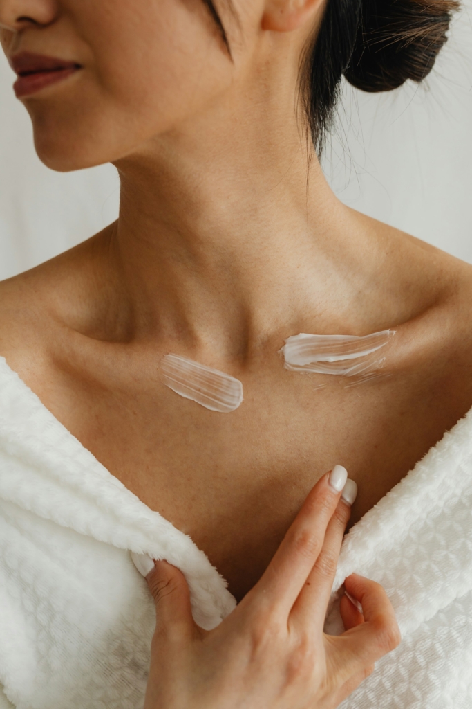 Nő krémezi a kulcscsontját