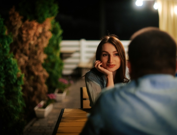 „A Starbucksba vittem a lányt, mert elfelejtettem a nevét.” – Röhejes randikatasztrófák, amikre egy életen át emlékszel