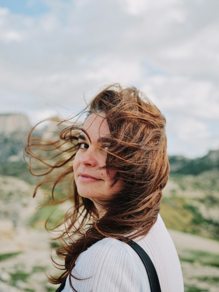 Nő szélfútta hajjal, portré