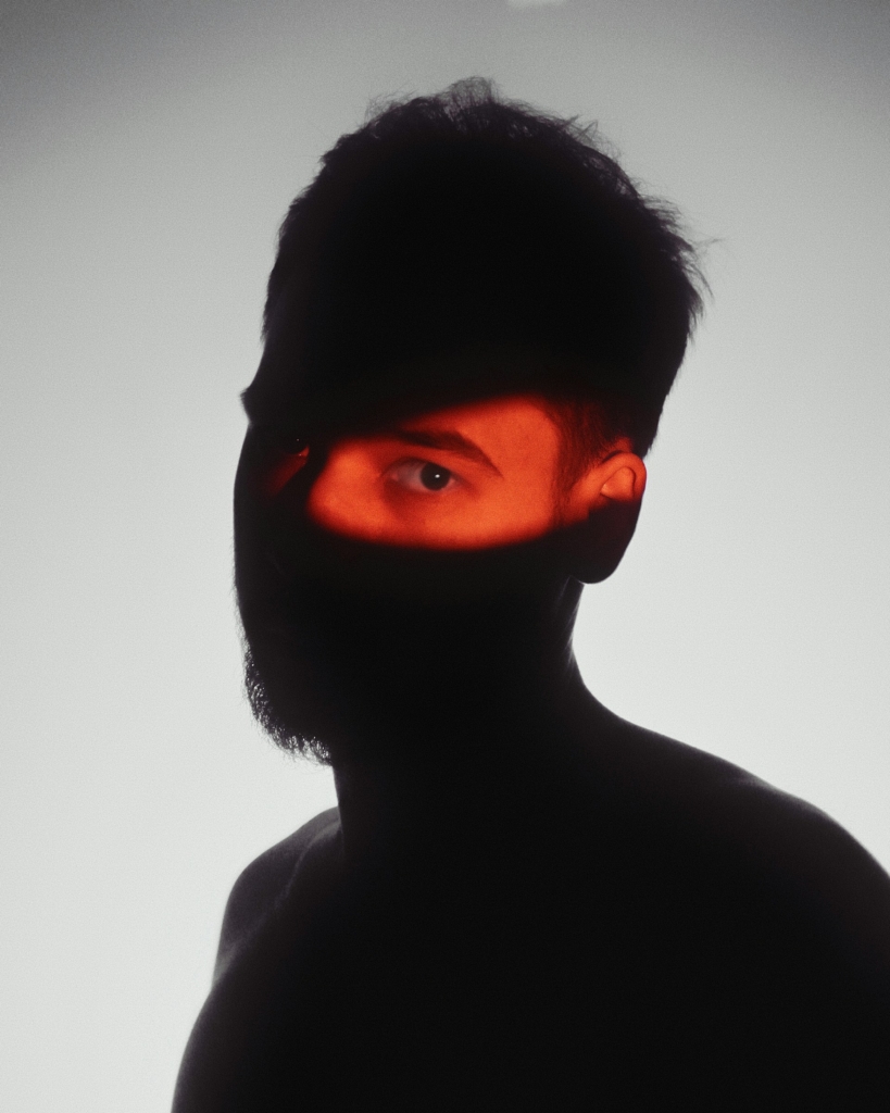 Homme en ombres noir et rouge, portrait