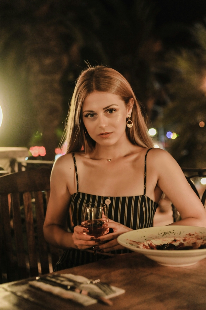 Giovane ragazza a un appuntamento in un ristorante