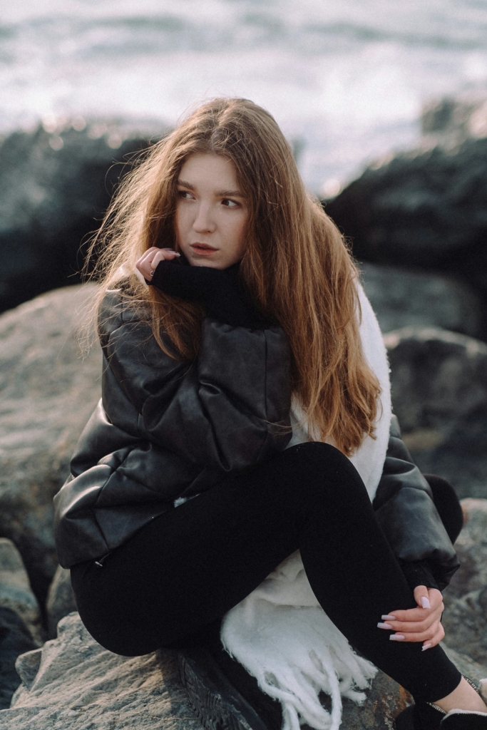 Ragazza seduta su una roccia, ritratto