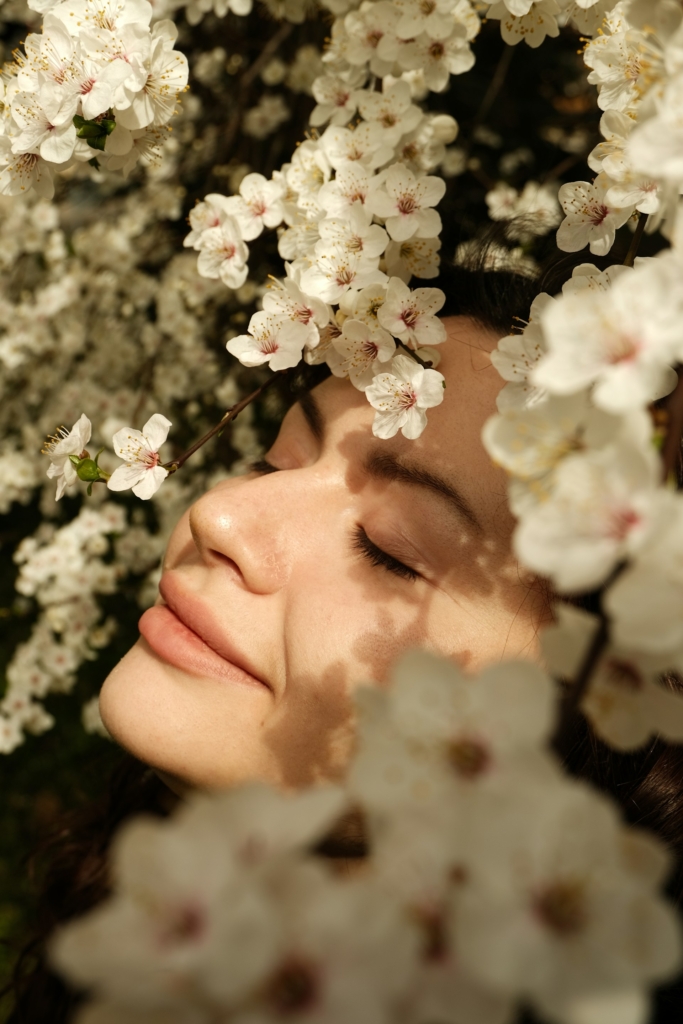 Visage féminin entouré de fleurs