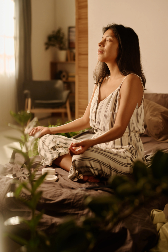 Nő otthon meditál reggel