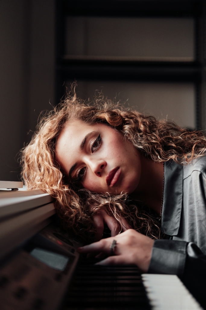 Ragazza sdraiata sul pianoforte, ritratto