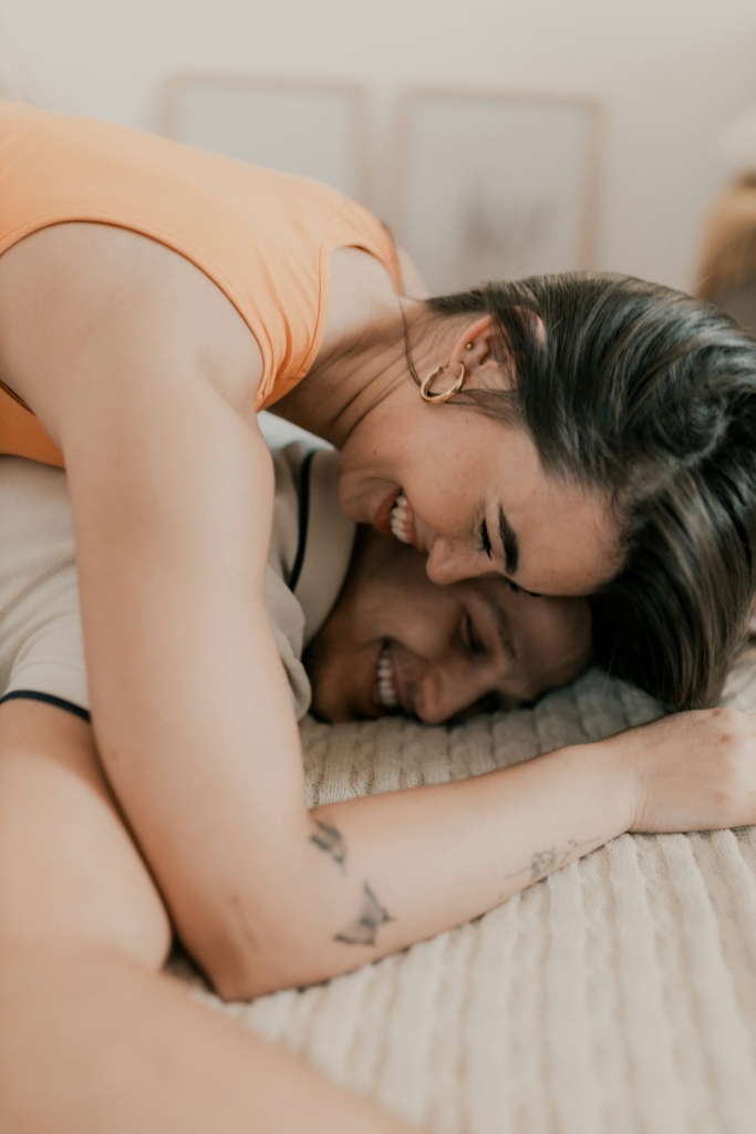 Pár egymáson fekve nevet