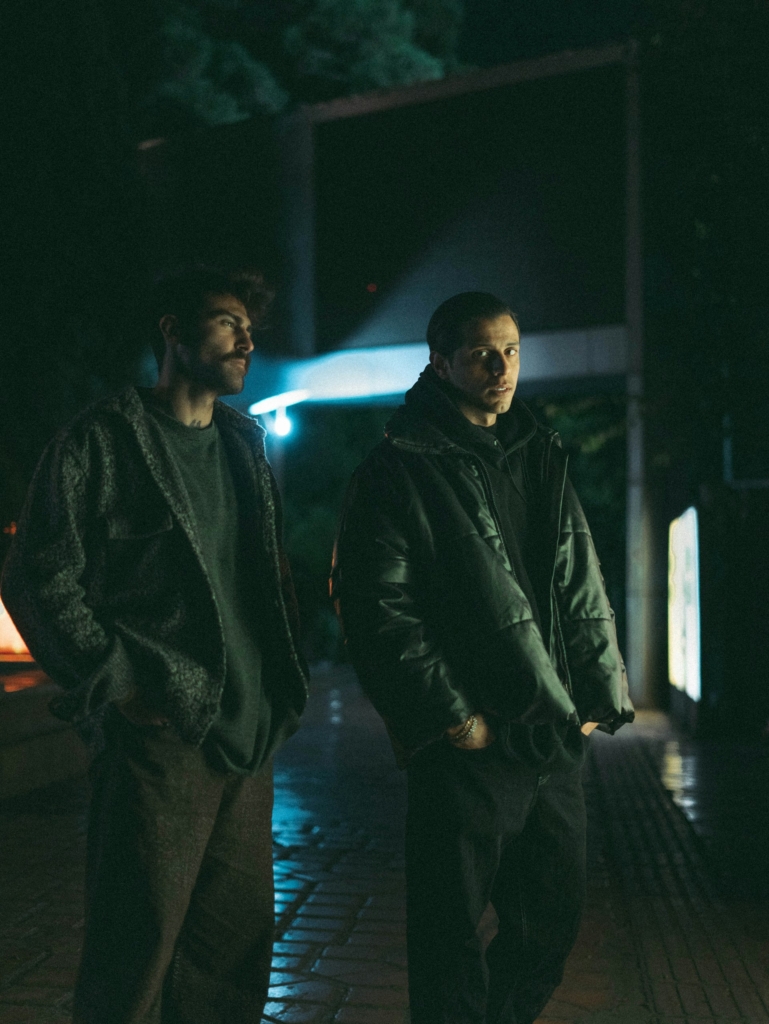 Férfiak a sötét éjszakában