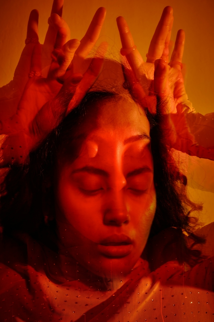 Nő piros fényben, elmosódott arccal