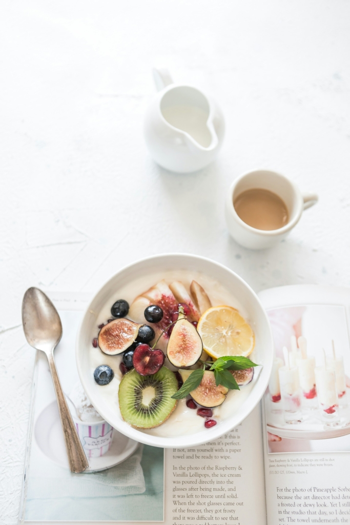 Colazione sana con frutta e caffè