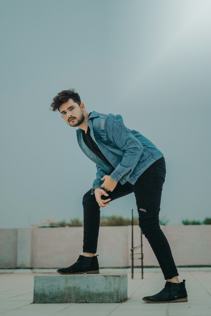 Férfi egész alakos fotó