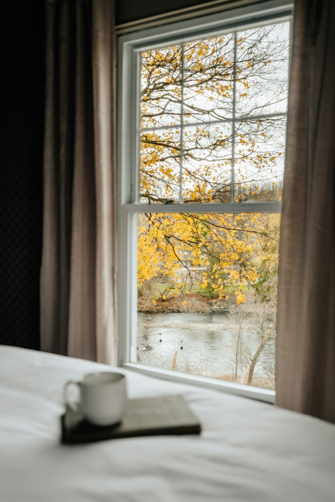 Finestra della camera da letto aperta