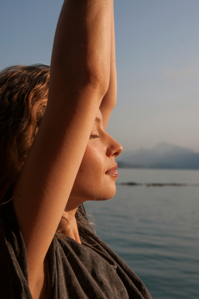 Donna fa ginnastica all’alba