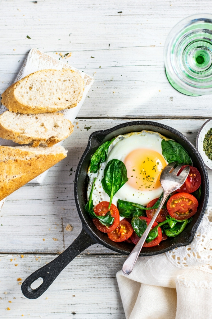 Uovo al tegamino in padella di ghisa