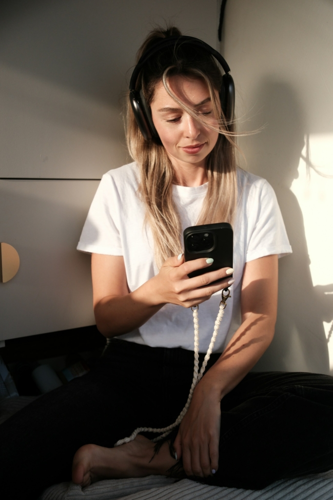 Donna ascolta un podcast