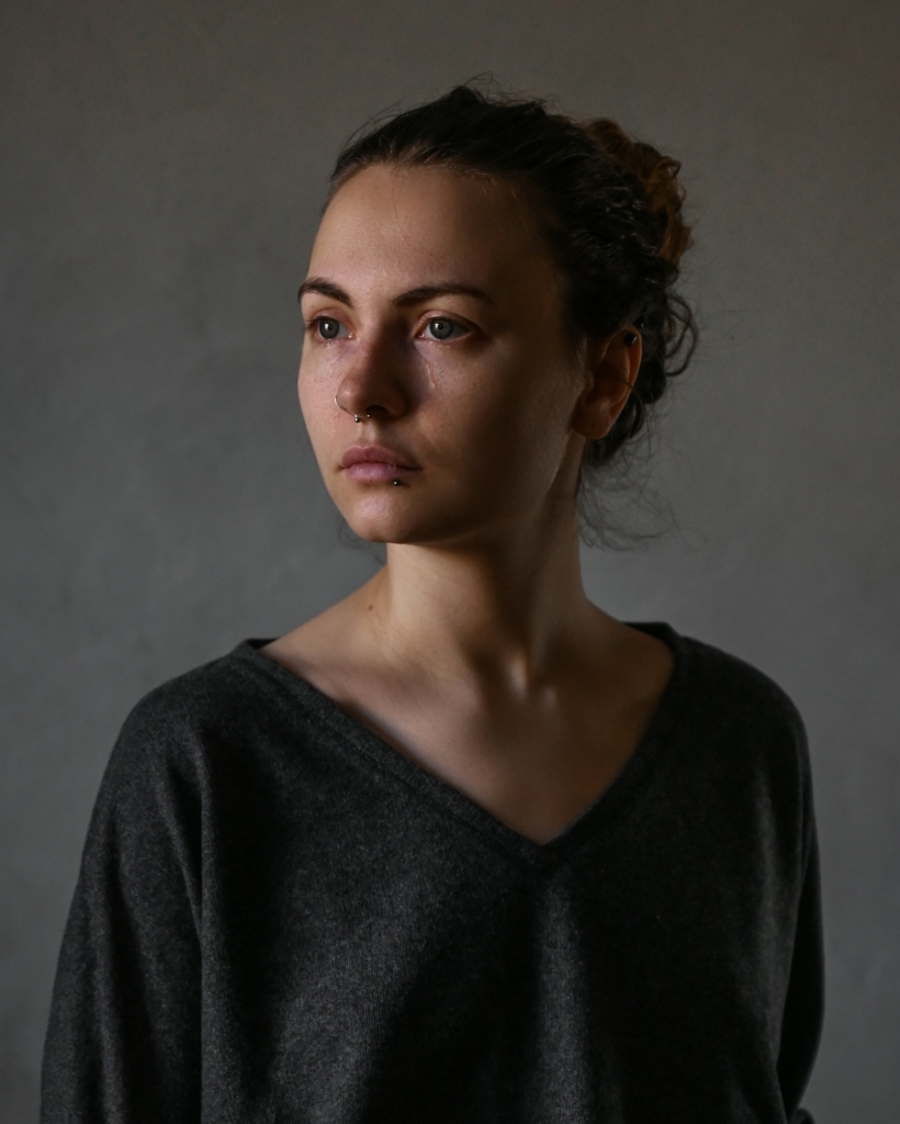 Nő kisírt szemekkel, portré