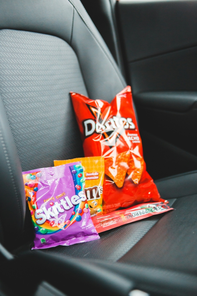 Édesség és chips az autó hátsó ülésén
